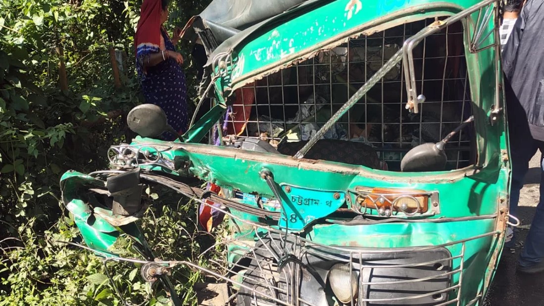 রাঙ্গামাটিতে কাভারভ্যান-সিএনজি মুখোমুখি সংঘর্ষে নিহত ১